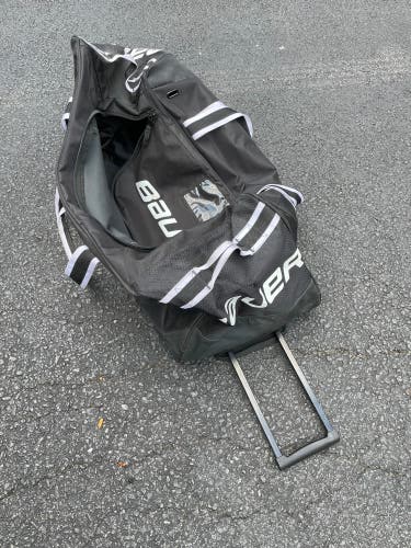 Hockey wheeled bag Bauer 650