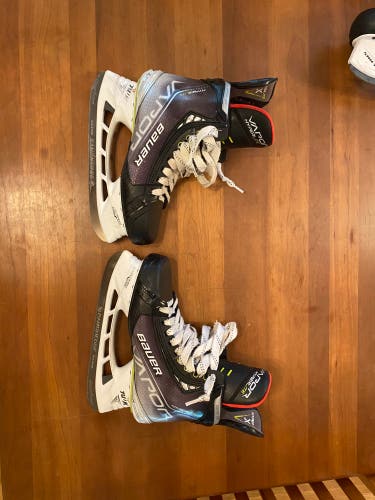 New Bauer Regular Width  Size 8.5 Vapor Hyperlite Hockey Skates