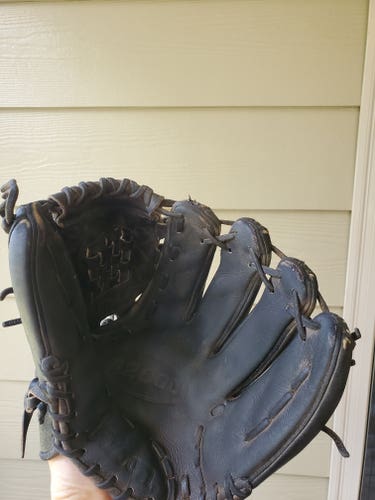 Used Right Hand Throw Wilson A2000 Baseball Glove