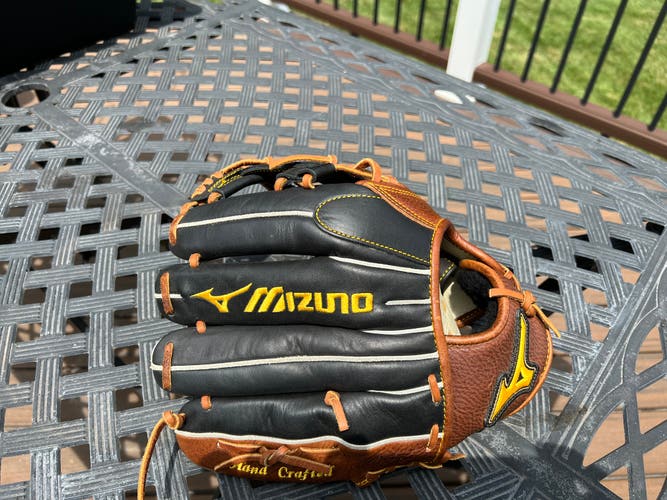 Used Mizuno Right Hand Throw Infield Classic Pro Soft Baseball Glove 11.75"