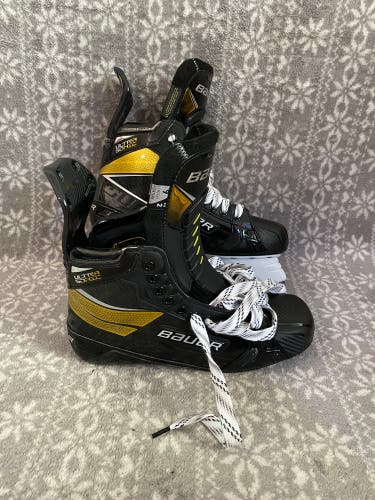 New Senior Bauer Supreme UltraSonic Hockey Skates Size 9 Fit 2 (Missing Right holder)