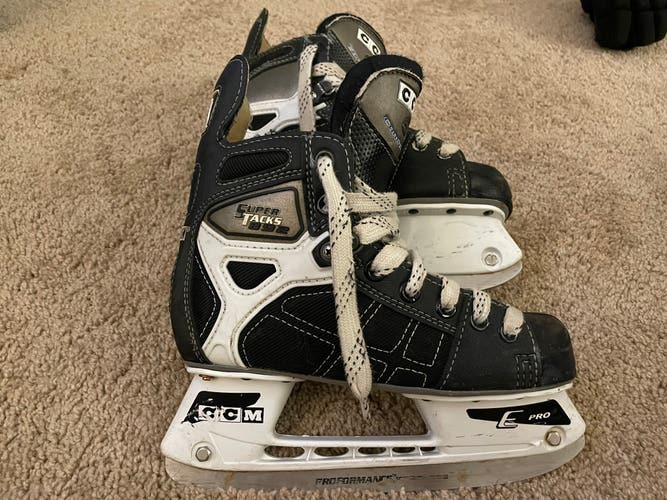 Used CCM Regular Width Size 2.5 Super Tacks 892 Hockey Skates