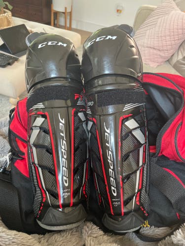 CCM JetSpeed FT390 Shin Pads