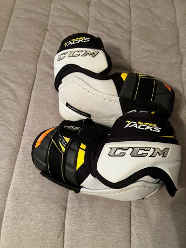 Used Medium CCM  Super Tacks AS1 Elbow Pads