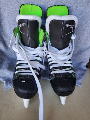 Junior Used Bauer xLS Hockey Skates Regular Width Size 4