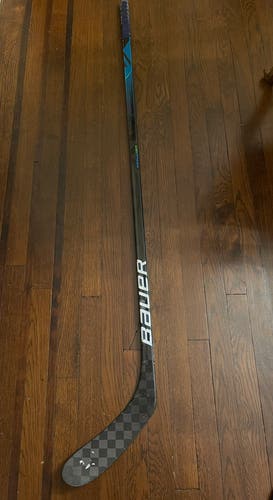 Intermediate Right Handed P28 Nexus Geo Hockey Stick