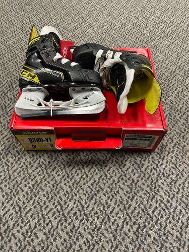 CCM Tacks 9380 Youth size 10 regular Width skate