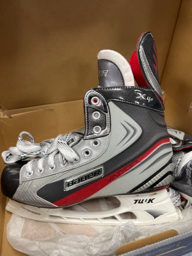New Bauer Regular Width  Size 10.5 X4.0 Hockey Skates