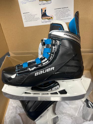 New Bauer Regular Width  Size 3 Prodigy Hockey Skates