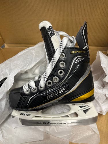 New Bauer Regular Width  Size 10 Supreme One60 Hockey Skates