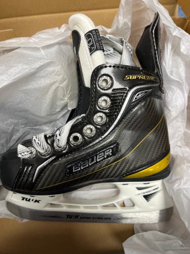New Bauer Regular Width  Size 10 Supreme One100 Hockey Skates