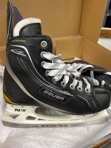 New Bauer Regular Width  Size 5 Supreme One60 Hockey Skates