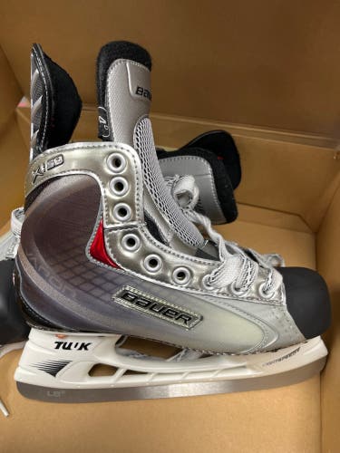 New Bauer Regular Width  Size 4 Vapor x50 Hockey Skates