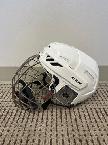 Rarely Used Medium CCM  Fitlite 3DS Helmet W/ Cage