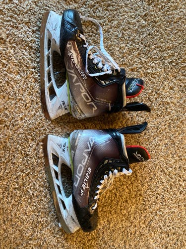 Used Bauer Regular Width  Size 9.5 Vapor Hyperlite Hockey Skates