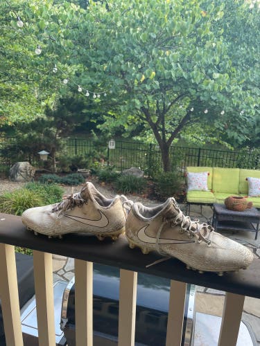 White Used Size 11.5 (Women's 12.5) Low Cut Vapor