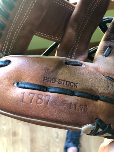 Used Right Hand Throw Wilson Infield A2000 Baseball Glove