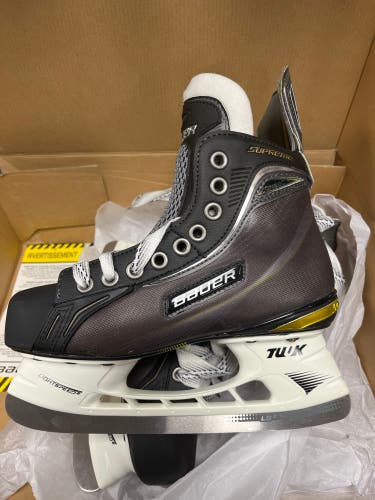 New Bauer Regular Width  Size 3.5 Supreme ONE80 Hockey Skates