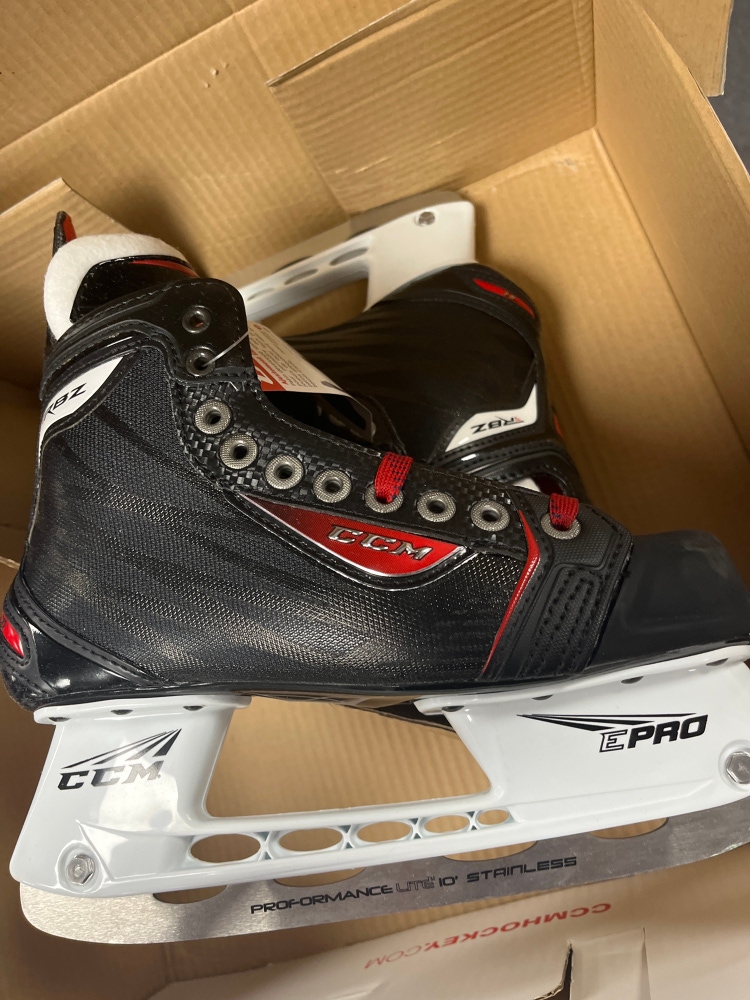 New CCM Regular Width  Size 5 RBZ 70 Hockey Skates