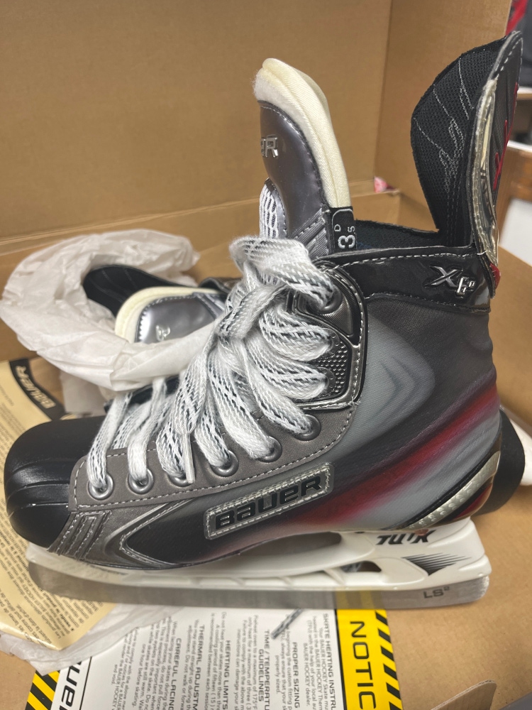 New Bauer Regular Width  Size 3.5 Vapor X6.0 Hockey Skates