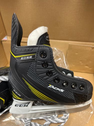 New CCM Regular Width  Size 10 Tacks 2052 Hockey Skates