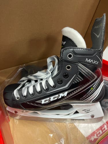 New CCM Regular Width  Size 5.5 RibCor Maxx Hockey Skates