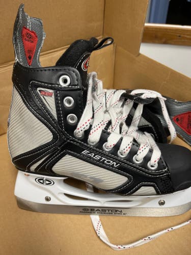 New Easton Regular Width  Size 5 Stealth S7 Hockey Skates