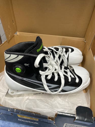New Reebok Regular Width  Size 9.5 9K Hockey Skates