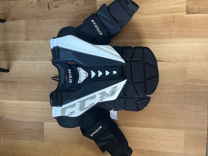 New Large CCM  Extreme Flex 5 Pro  Goalie Chest Protector