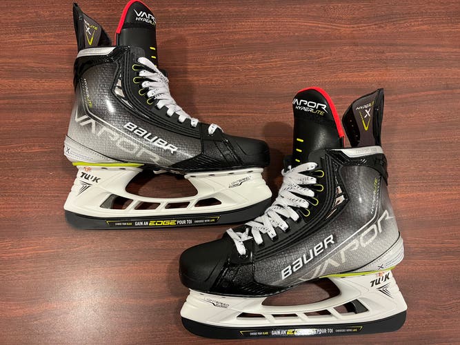 New Bauer Regular Width  Size 8 Vapor Hyperlite Hockey Skates