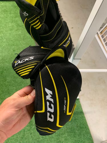 Used Medium CCM Tacks 3092 Elbow Pads