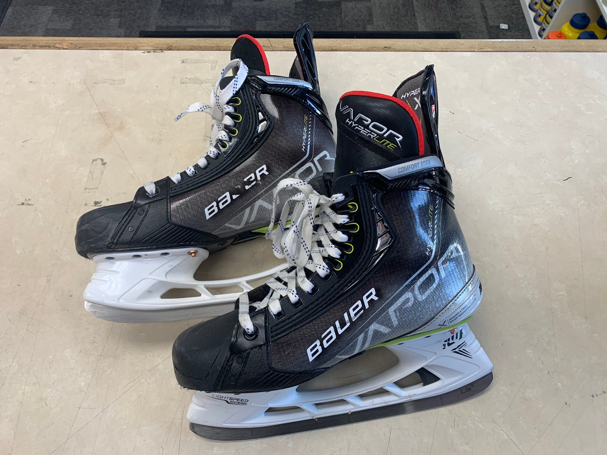 Intermediate Used Bauer Vapor Hyperlite Hockey Skates Size 6.5