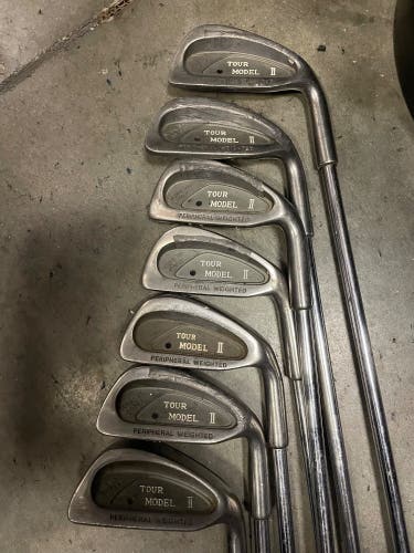 Golf clubs Tour model II 7 Pc iron set in right Handed