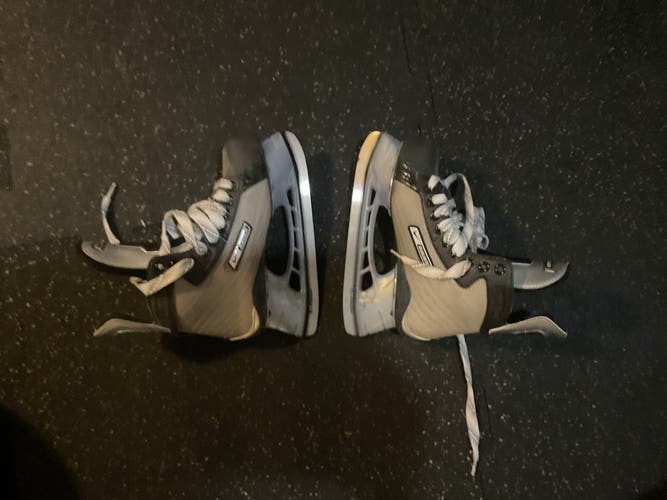 Used Bauer Size 5 supreme 70 Hockey Skates