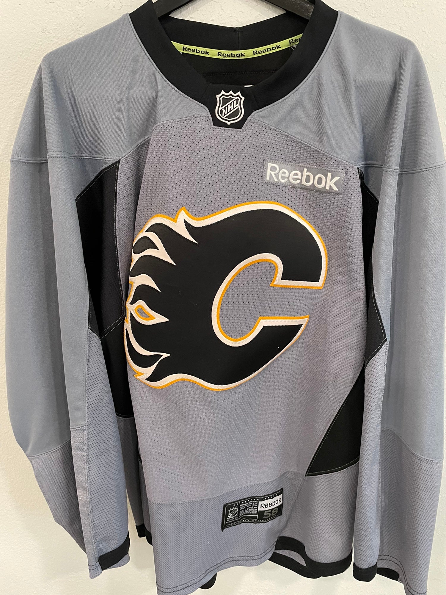 Authentic Calgary flames Jersey reebok NHL Top Size 58 XXL - White
