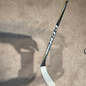 Youths Tack Hockey Stick Right 30 Flex P29