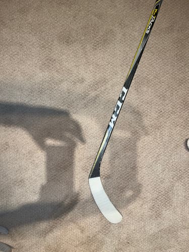 Youths Tack Hockey Stick Right 30 Flex P29