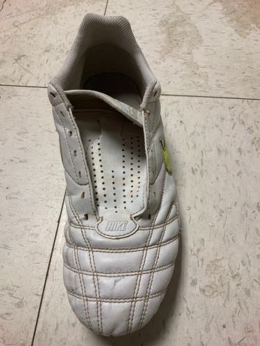 White Unisex Size 8.5 (Women's 9.5) Nike Soccer Cleats