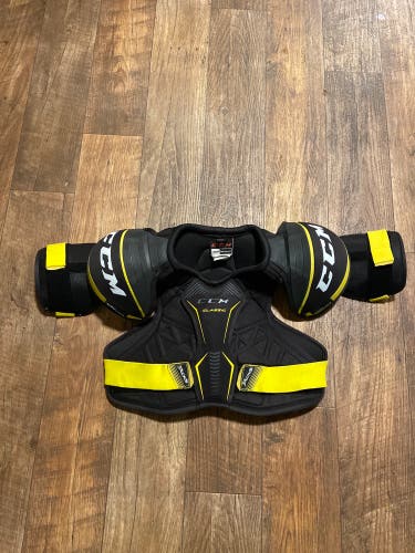 Senior Medium CCM  Tacks Classic Shoulder Pads