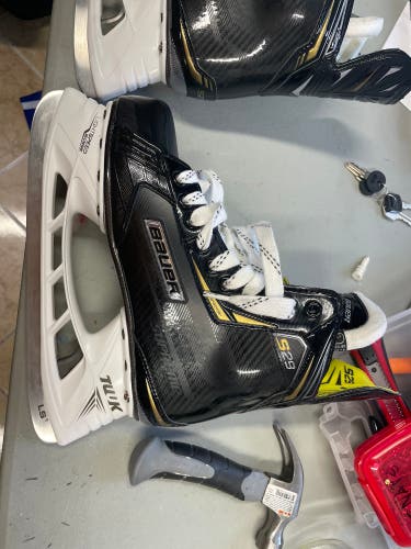 Used Bauer Regular Width Size 7 Supreme S29 Hockey Skates