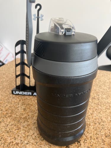 New Under armour water bottle thermos 64oz