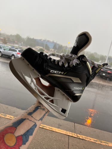 New CCM Regular Width  Size 8.5 As580 Hockey Skates