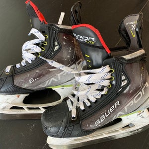 Intermediate Used Bauer HyperLite Hockey Skates Size 4