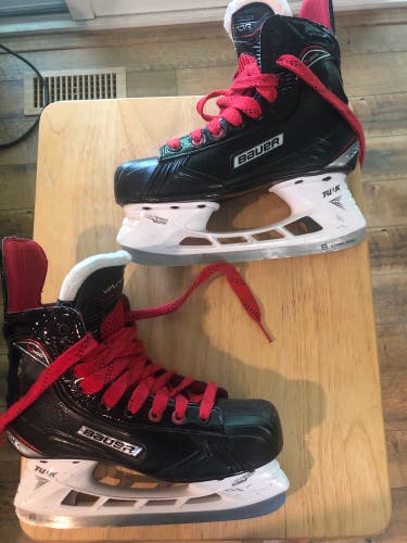 Used Bauer Regular Width Size 4.5 Vapor X500 Hockey Skates