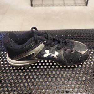 Used Unisex Under Armour Youth 12 Football Cleats