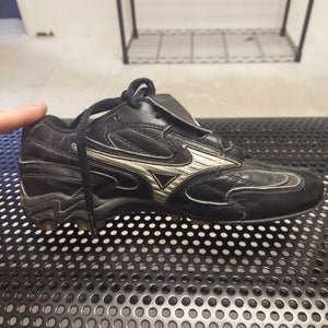 Used Unisex Size 5.0 (Women's 6.0) Football Cleats