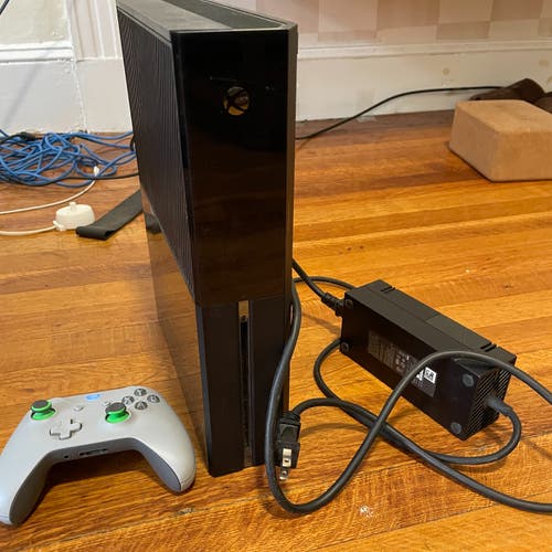 Very Good Condition Xbox One with Used Controller
