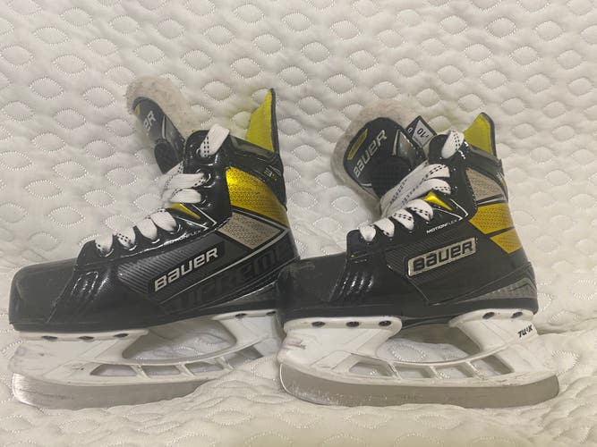 Used Youth Bauer Regular Width Size 10 Supreme 3S Hockey Skates