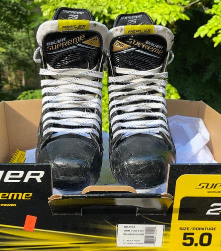 Junior Used Bauer Supreme 2S Hockey Skates Regular Width Size 5