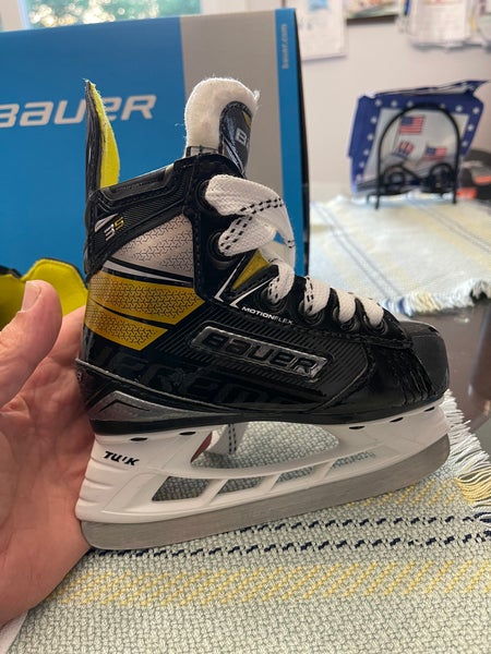 Used Bauer Regular Width Size 9 Supreme 3S Hockey Skates